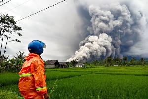 Die Aschesäule ist weithin zu sehen.
