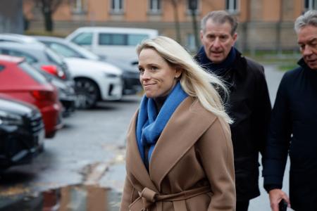 Stephan Hensel (hinten), Ex-Ehemann und Vater der Kinder von C. Block, und seine Frau Astrid Have kommen mit Gerd Uecker (r), Familienanwalt von S. Hensel, zur Fortsetzung des Prozesses.