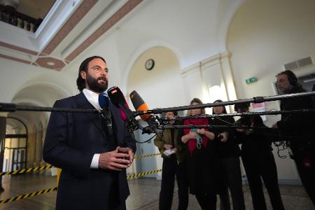 Blocks Verteidiger Ingo Bott gibt vor der Presse ein Statement ab.