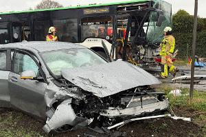 Der Bus und das Auto wurden bei dem Zusammenprall stark beschädigt.