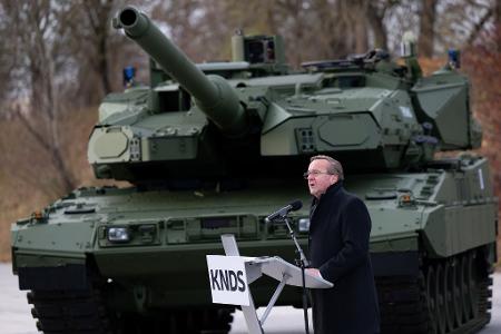 Verteidigungsminister Bois Pistorius bei der Präsentation des neuen Leopard 2 A8.