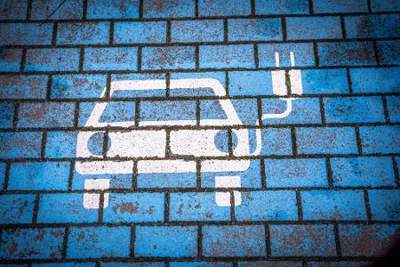 Wo und wie Elektroautos geladen werden können, spielt für ihre Verbreitung eine wichtige Rolle. (Archivbild)