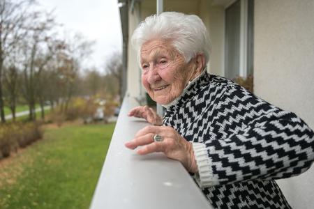 Mit Liegestützen am Balkongeländer hält sich Quaas fit. 