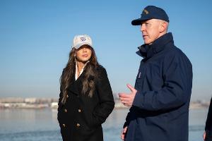 Admiral Kevin Lunday (r.), amtierender Kommandant der Kristi Noem unterstehenden US-Küstenwache, widersprach dem Medienbericht. (Archivbild)