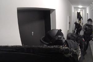 Die slowakische Polizei stürmt ein Appartement - hinter dieser Tür vermuteten sie den Ursprung vieler Schockanrufe. (Handout)