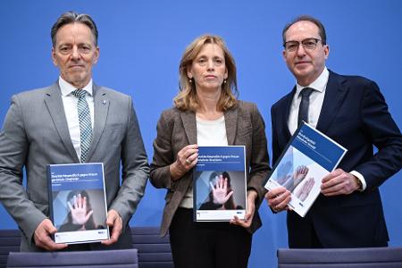 BKA-Präsident Holger Münch, Bundesfamilienministerin Karin Prien (CDU) und Bundesinnenminister Alexander Dobrindt (CSU) präsentieren in Berlin zwei Sonderauswertungen der Polizeistatistik: Ein Bundeslagebild zu häuslicher Gewalt und ein Lagebild zu Straftaten gegen Frauen. 