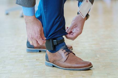 Gerichte sollen Tätern künftig auch eine elektronische Fußfessel zur Ortung verpassen können, damit sie sich Parterinnen oder Ex-Partnerinnen nicht mehr nähern. 