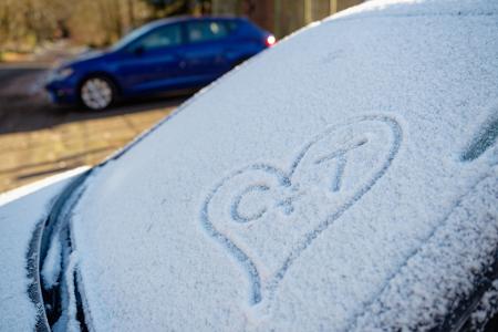 Vor allem in der Westhälfte Deutschlands kommt am Sonntag Schnee zu.