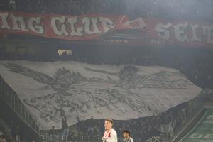 Medizinischer Notfall: SGE-Fan mit Krankenwagen abtransportiert