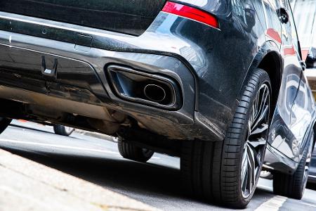 Nach einer Serienattacke auf Auspuffrohre von Fahrzeugen hat die Staatsanwaltschaft neue Erkenntnisse. (Symbolfoto)