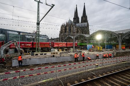 120 Arbeiter haben am Hauptbahnhof neben dem Kölner Dom Gleise und Oberleitungen erneuert. (Archivbild)