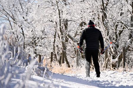 Im verschneiten Fichtelberge sind bereits Wintersportler unterwegs.