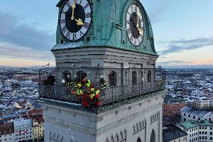Kräfte der Berufsfeuerwehr München sind am Turm der Kirche St. Peter im Einsatz. 