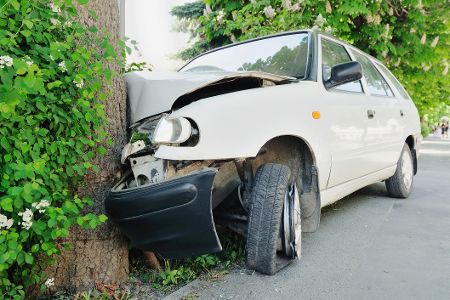 Auto ist frontal in einen Baum gefahren