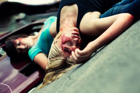 Zwei bewusstlose Frauen nach einem Autounfall