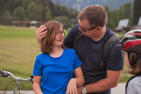 Mann kümmert sich um verunfalltes Kind