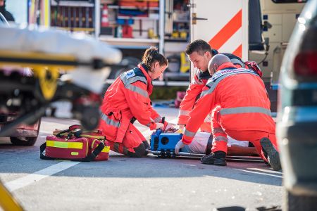 Rettungskräfte versorgen Verletzte nach einem Unfall