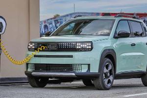 08/2024 Fiat Grande Panda Elektroauto Ladekabel