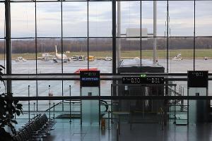 Notausgänge führen zum Rollfeld.