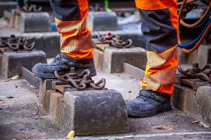 Die Arbeiter waren laut Polizei mit Gleisarbeiten in der Oberpfalz beschäftigt. (Symbolbild)