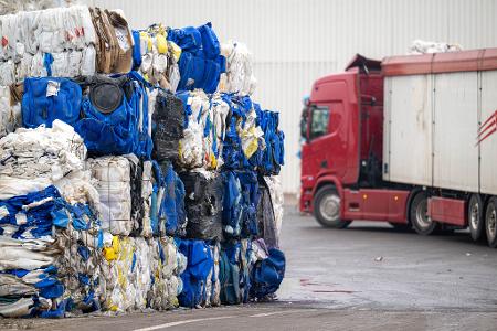 Das Firmengelände eines Entsorgungsbetriebes im Bereich Industriehäfen. An unbekannter Stelle auf dem Gelände eines Entsorgungsbetriebes ist ein toter Säugling im Müll gefunden worden.