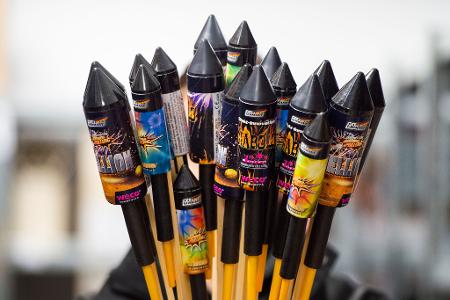 Für einige sind Silvesterraketen der größte Spaß des Jahres. (Archivbild)