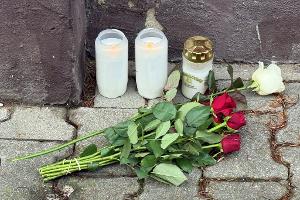 Am Tatort wurden Kerzen und Blumen abgelegt.