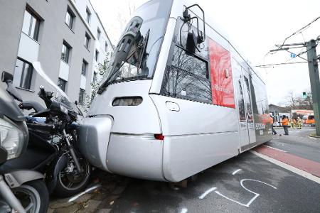 Die Straßenbahn entgleiste.