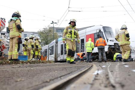 Die Wagen musste angehoben und zurück ins Gleis gesetzt werden.