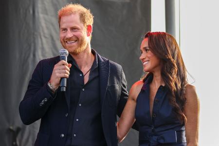 Prinz Harry und Herzogin Meghan packen in einer Gemeinschaftsküche mit an. (Archivbild) 