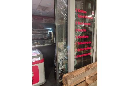 Beschädigte DB Kiosk-Eingangstür in der S-Bahn Station Reeperbahn-
Foto-Quelle: Bundespolizeiinspektion Hamburg