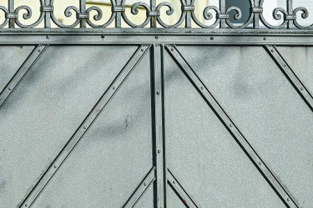 Im Haus hinter diesem Tor fanden Spezialkräfte der Polizei die Leichen des mutmaßlichen Täters und seiner Ehefrau. 