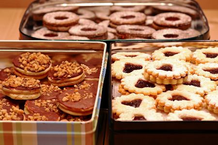 Mit Weihnachtsgebäck befüllte Blechdosen