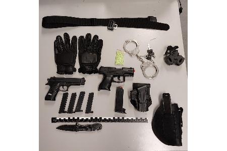 Mitgegührte Waffen und Gegenstände des 22-jährigen Tatverdächtigen