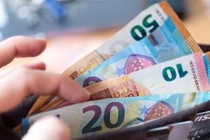 Barzahlungen sind laut Bundesbank mit durchschnittlich 43 Cent je Transaktion am günstigsten für Händler, wenn die Kosten je Zahlung betrachtet werden. (Symbolbild)