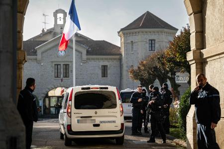 Ein Gefängnisausbrecher in Frankreich ist später beim Kaffeetrinken in einem Bistro gefasst worden. (Symbolfoto) 