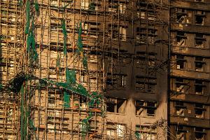 Nach dem Brand in einer Wohnanlage in Hongkong gelten weiterhin rund 200 Personen als vermisst. 