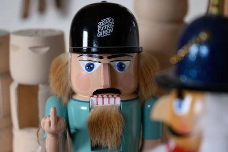 Echt erzgebirgischer Nussknacker vs. Importmodell. Das Kunsthandwerk im Erzgebirge setzt sich gegen Kopien aus dem Ausland zur Wehr. Auch vor Gericht.