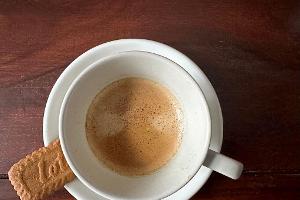 Ein Karamellkeks wird heutzutage oft zu einem Kaffee gereicht. (Archivbild)