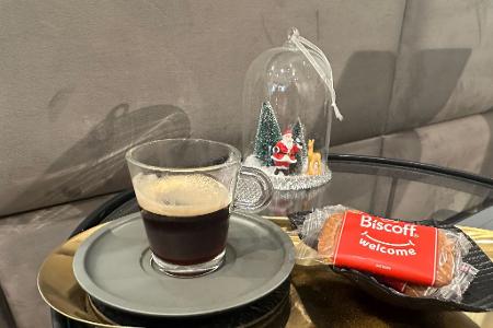 Ein Espresso und ein Karamellkeks dazu. So wird das serviert - hier in einem Berliner Friseursalon. (Archivbild)