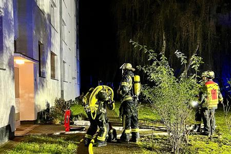 Einsatzkräfte vor dem Gebäude