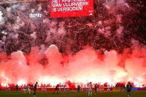Zu viel Pyrotechnik: Amsterdam gegen Groningen abgebrochen