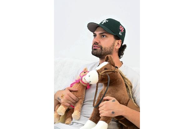 Yeliz & Jimi - We Are Family?!