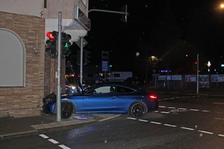 Ein 28-jähriger Autofahrer verursachte am Samstagabend (29.11.2025) einen Verkehrsunfall und prallte gegen eine Hauswand.