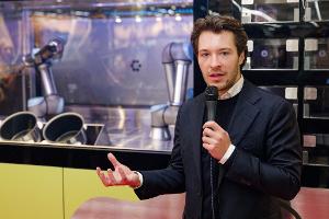 Circus-Gründer Bullwinkel spricht bei der Vorstellung des Kochroboters CA-1 in einem Rewe-Markt. (Archivbild) 