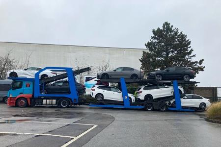 Verkehrsunsicher: Rumänischer Autotransporter