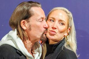 Janine Kunze und Dirk Budach: Verliebte Küsschen auf dem roten Teppich