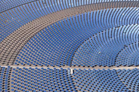 Ein riesiges Solarkraftwerk in der chinesischen Wüstenregion Xinjiang. Nach einer Studie der Unternehmensberatung BCG und des Weltwirtschaftsforums hat China dem Westen die technologische Führung in der Umwelttechnologie abgenommen (Archiv)