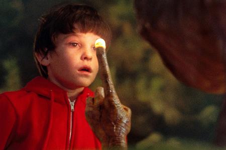 Elliott (Henry Thomas)