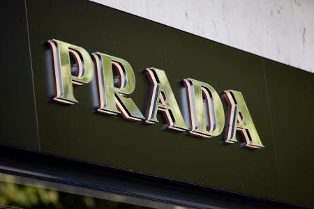 Prada übernimmt den Konkurrenten Versace komplett. (Archivbild)